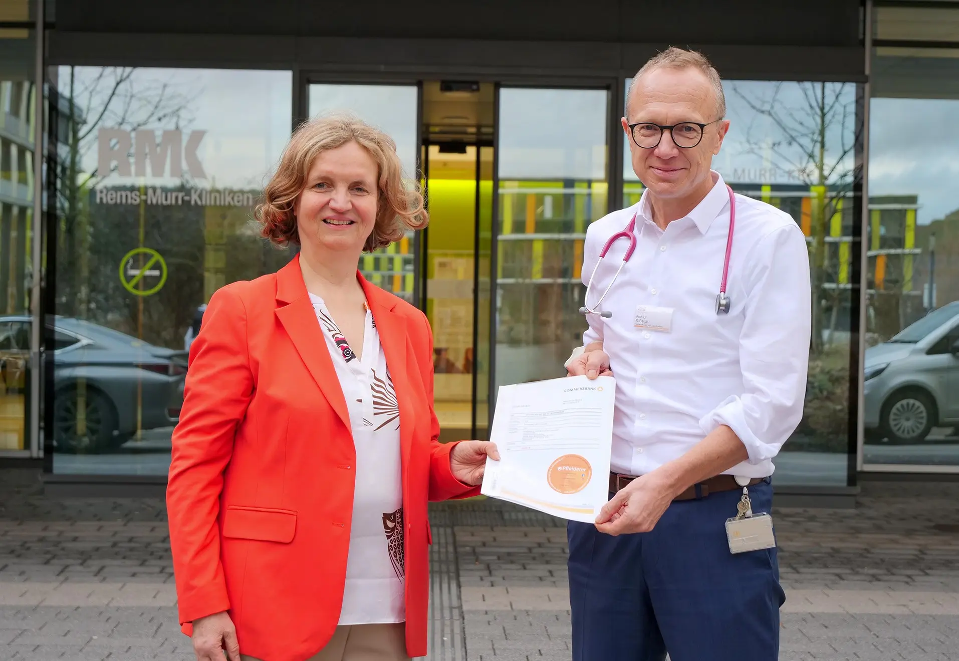 Die Logopädiepraxis Pfleiderer spendet auch in diesem Jahr wieder 500 Euro an die Kinder- und Jugendmedizin am Rems-Murr-Klinikum. Den symbolischen Scheck überreichte Inhaberin Heidemarie Pfleiderer an Chefarzt Prof. Ralf Rauch.