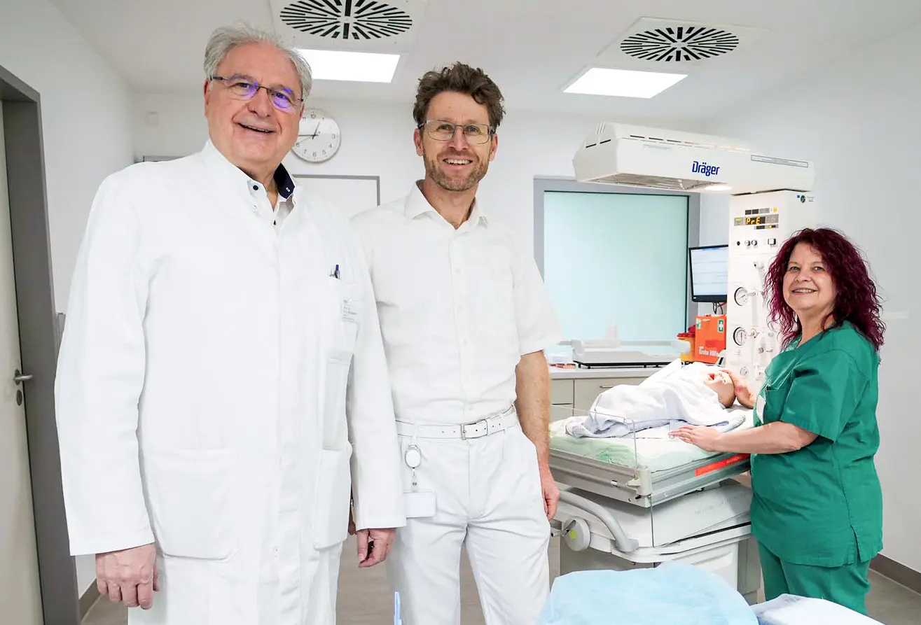 Die Gynäkologen Professor Dr. Hans-Joachim Strittmatter (links) und Dr. Jens Haßfeld in der Geburtshilfe der Rems-Murr-Klinik Schorndorf mit der Bereichsleiterin Kreißsaal, Manuela Bell