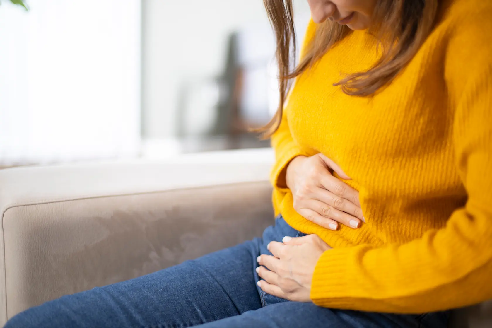 Frau hält sich den Unterleib