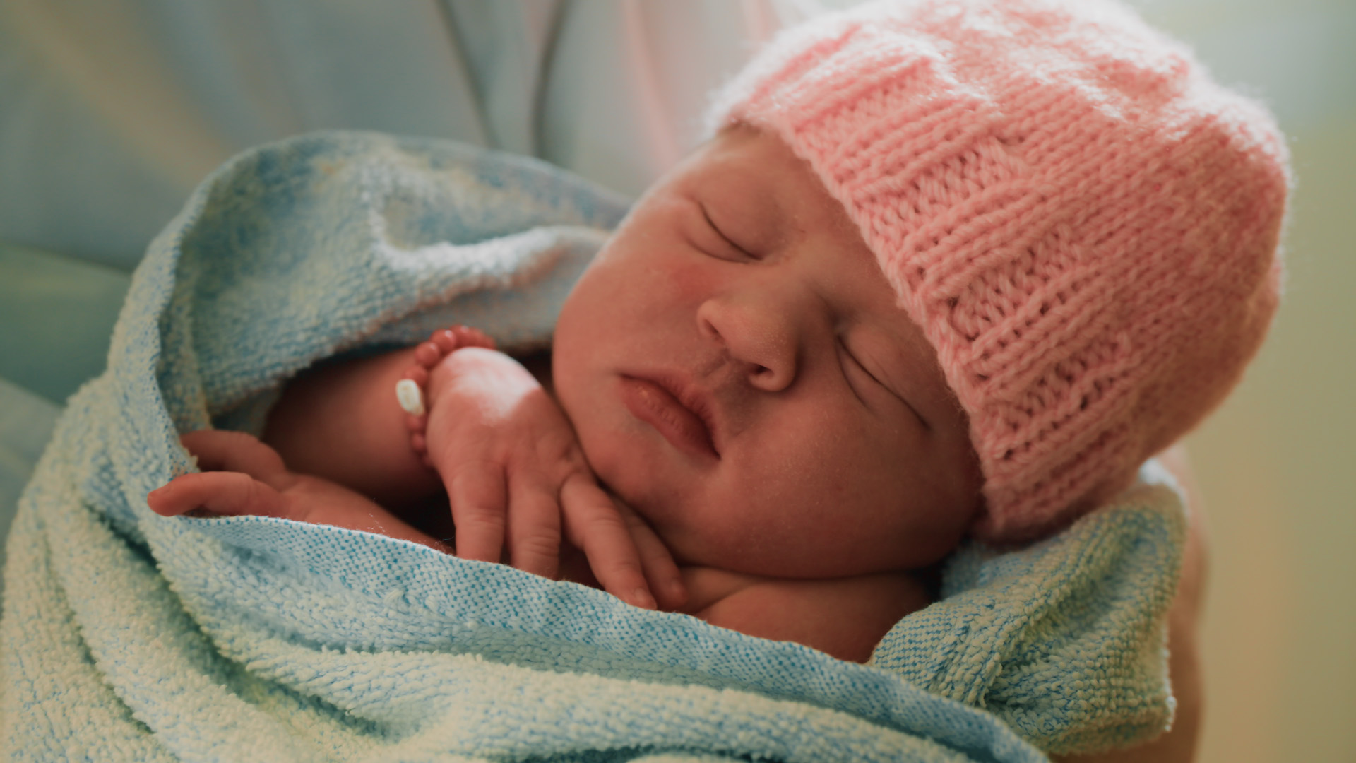 Thumbnail u2 video - Baby mit rosa Mütze