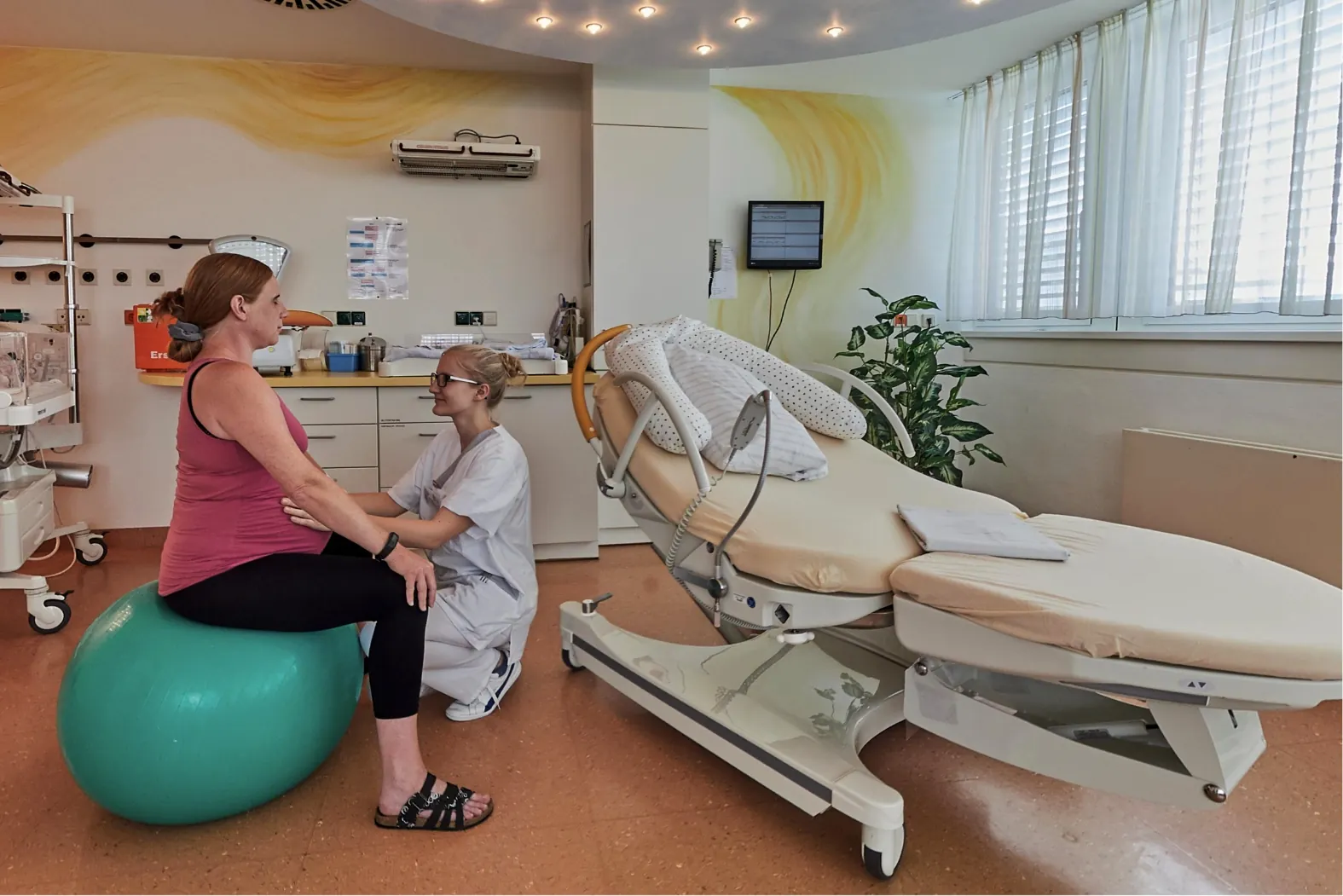 Patientin im Kreißsaal Geburtsvorbereitung Wegweiser Geburt Kreißsaalführungen Rems-Murr-Kliniken