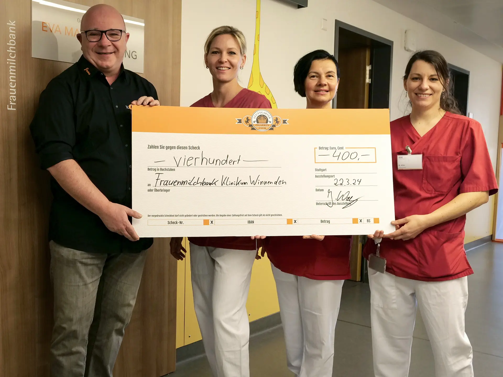 Der Stuttgarter Zigarren Club e.V. spendet der Frauenmilchbank am Rems-Murr-Klinikum Winnenden 400 Euro. Vertreter Jens Wagner übergibt dem Team der Frauenmilchbank den symbolischen Scheck.