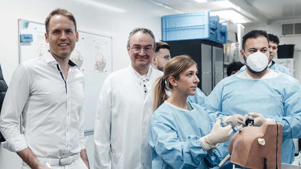 Gelenke durch ein Schlüsselloch operieren - Dr. Joachim Singer, Chefarzt der Unfallchirurgie und Orthopädie am Rems-Murr-Klinikum Winnenden, und sein Team üben die Handgriffe regelmäßig für eine maximale Patientensicherheit und Präzision