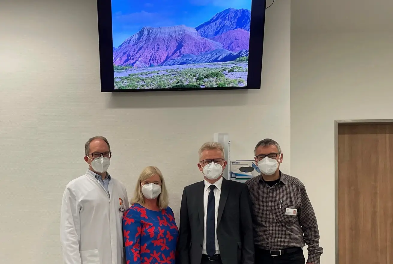 Vier Personen stehen vor dem Fernseher, der vom Förderverein Rems-Murr-Klinikum Winnenden e.V. an die Radiologie gespendet wurde.