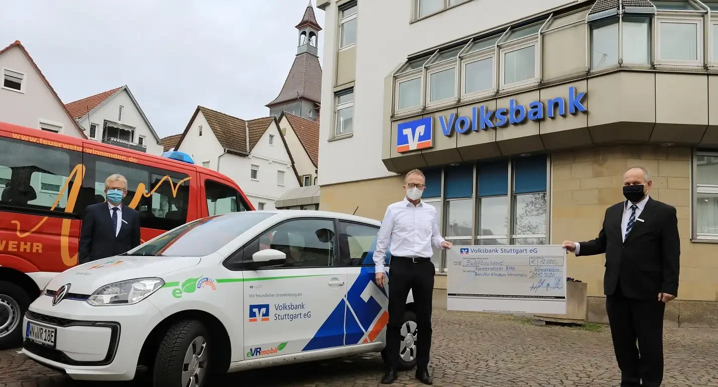Der Förderverein Winnenden spendet der Kinder- und Jugendmedizin am Rems-Murr-KLinikum Winnenden mithilfe der Volksbank Stuttgart ein Elektro-Auto.