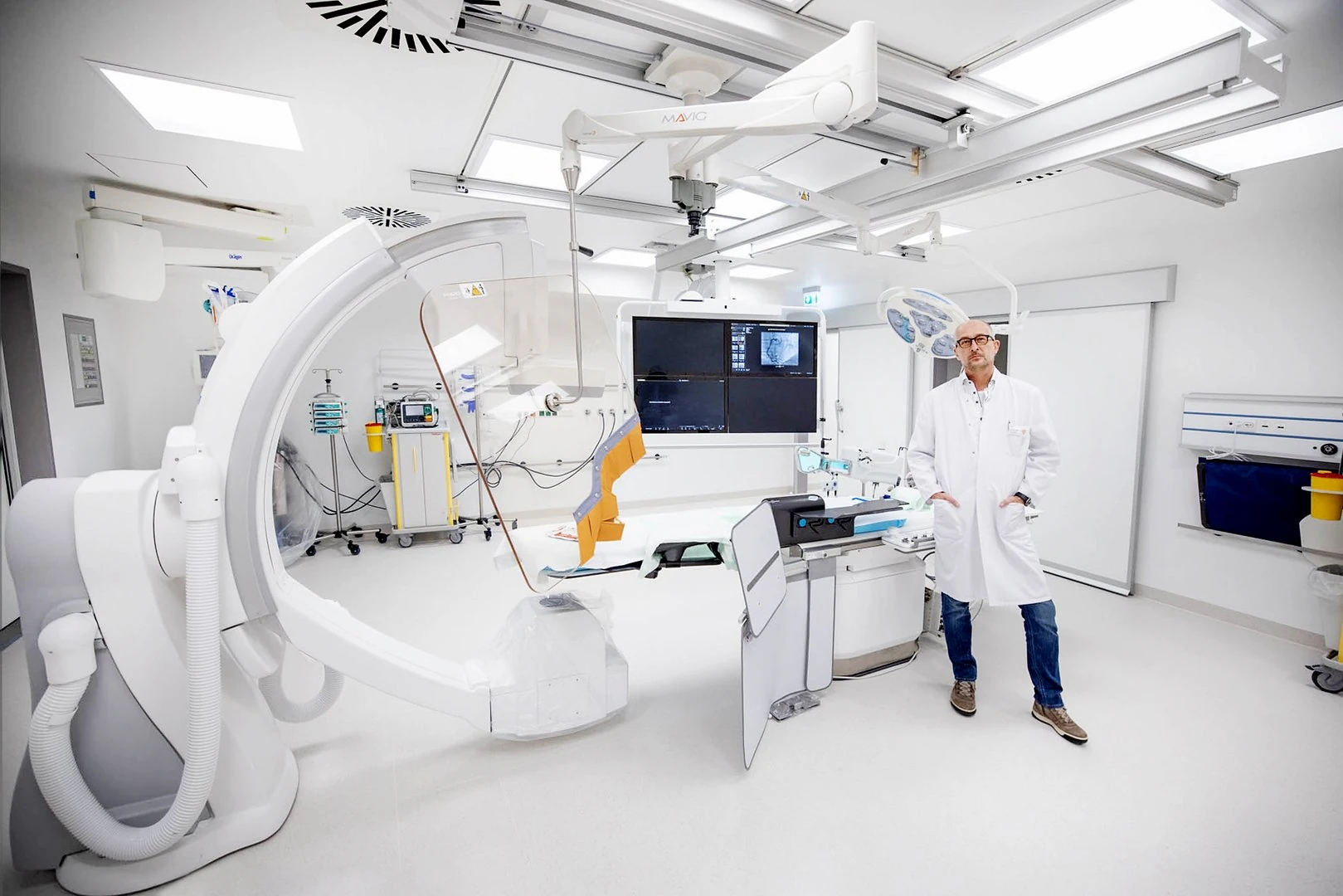 Chefarzt Prof. Dr. Andreas Jeron in einem der vier Herzkatheterlabore.