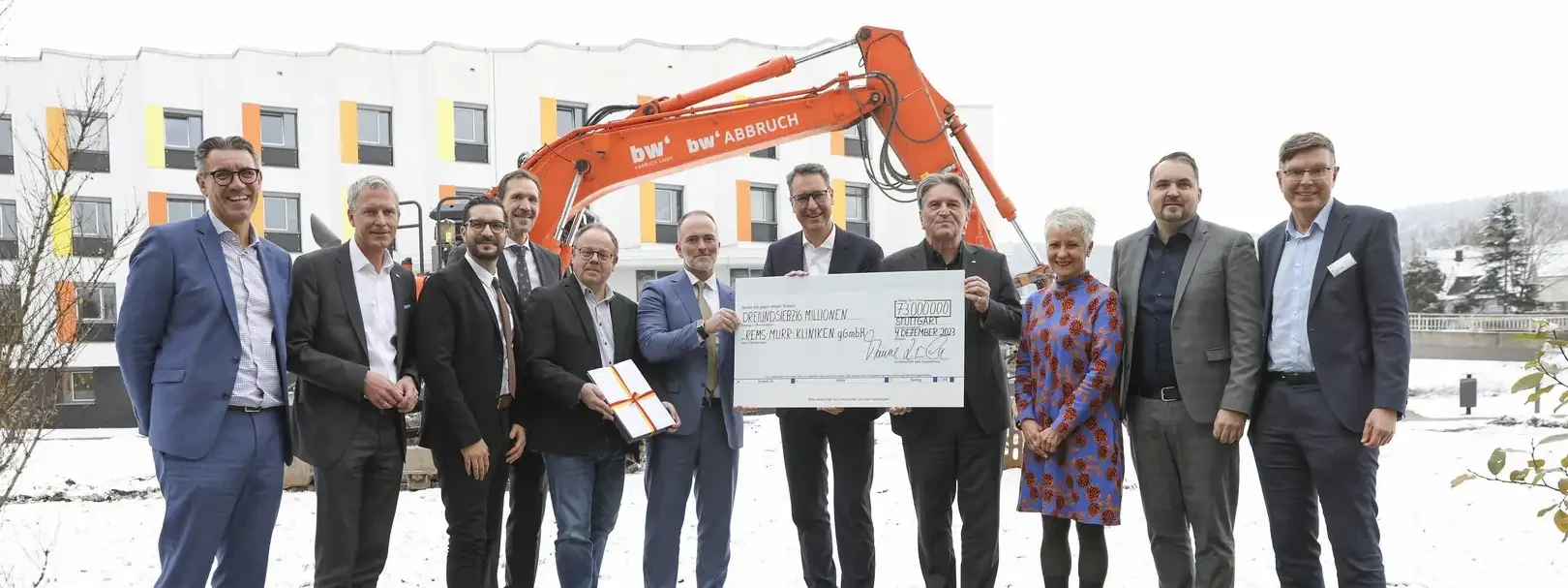 Der Bagger steht bereit: Feierliche Übergabe des Förderbescheids und der Baugenehmigung mit (v.l.n.r.) Thorsten Englert (Erster Bürgermeister Schorndorf), MdL Jochen Haußmann (FDP), Giancarlo Cannavo (Pflegedienstleitung Rems-Murr-Klinik Schorndorf), Dr. Christoph Ulmer (Ärztlicher Direktor Rems-Murr-Klinik Schorndorf), Bernd Hornikel (Oberbürgermeister Schorndorf), André Mertel (Geschäftsführer Rems-Murr-Kliniken), Dr. Richard Sigel (Landrat Rems-Murr-Kreis), Manne Lucha (Sozial- und Gesundheitsminister Baden-Württemberg), MdL Petra Häffner (GRÜNE), MdL Christian Gehring (CDU), Dr. Rainer Pfrommer (Klinikleiter Schorndorf).