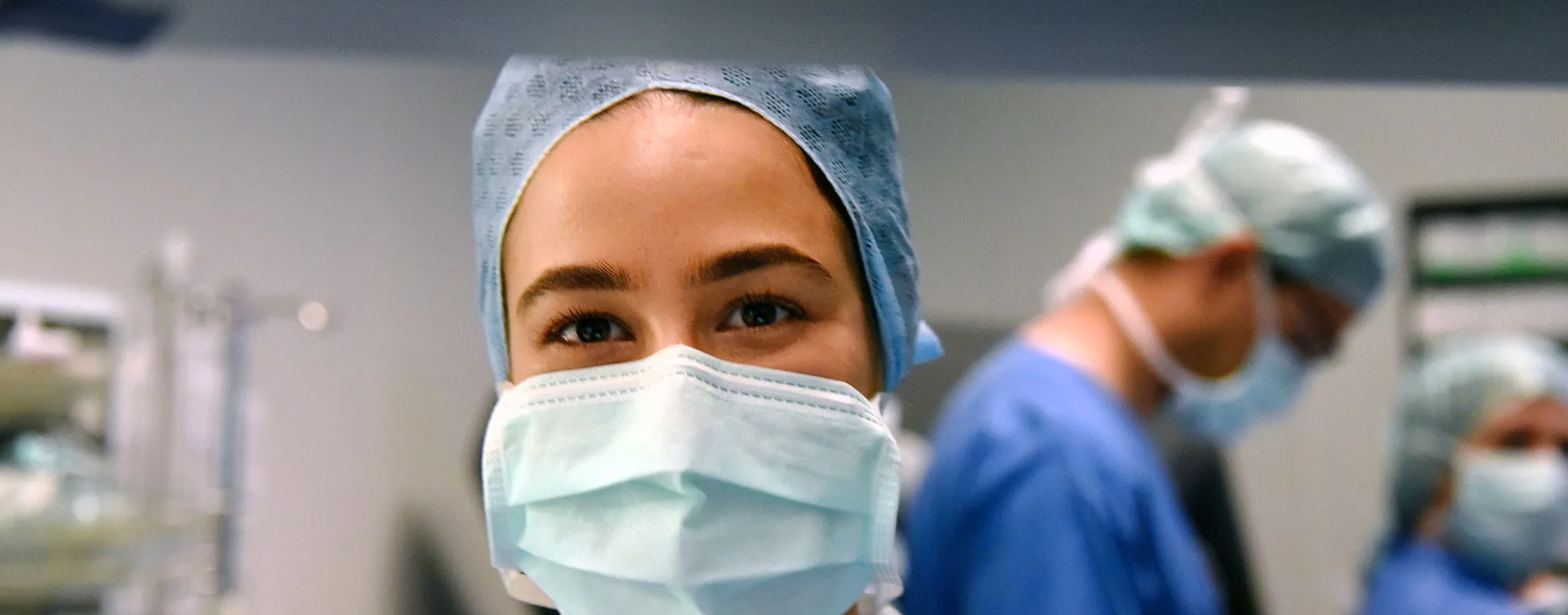 Eine OP-Fachkraft schaut in die Kamera.