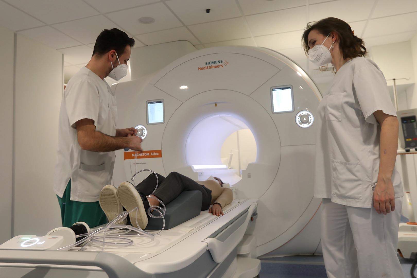 Patient und Personal am modernen MRT der Rems-Murr-Klinik Schorndorf