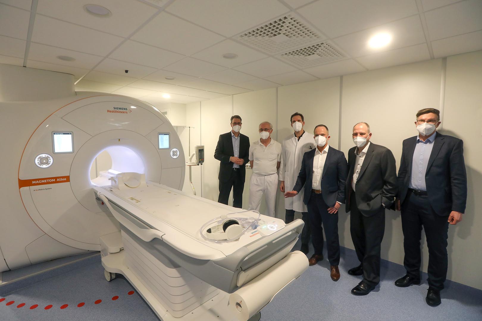 Landrat Dr. Richard Sigel, Chefarzt Dr. Harald Bareth, Ärztlicher Direktor Dr. Christoph Ulmer, Klinikgeschäftsführer André Mertel, Uwe Burkert (Vorsitzender des Vorstands der Kreissparkasse Waiblingen) und Klinikleiter Dr. Rainer Pfrommer vor dem neuen MRT-Gerät