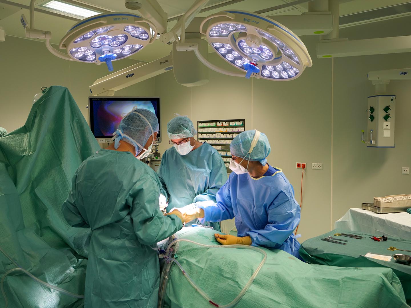 Dr. Christophe André Müller, Chefarzt der Allgemein- und Viszeralchirurgie, mit seinem Team bei einer Operation
