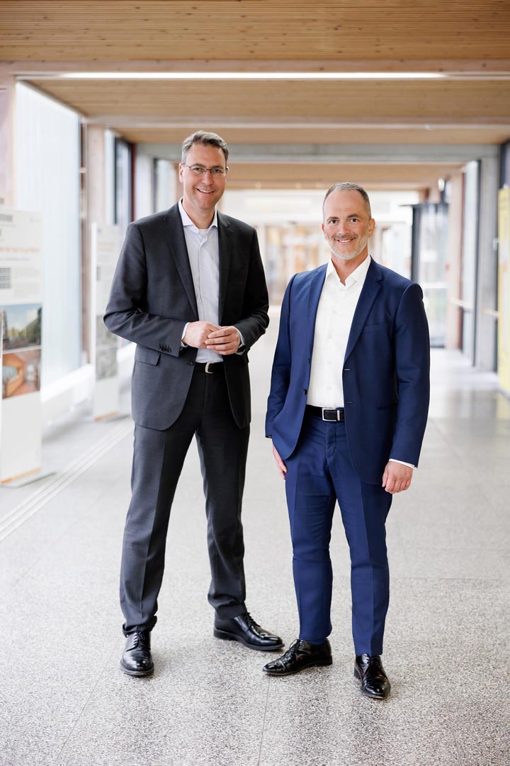 Landrat Dr. Richard Sigel, Aufsichtsratsvorsitzender der Rems-Murr-Kliniken (links) und André Mertel, Geschäftsführer der Rems-Murr-Kliniken, in der Rems-Murr-Klinik Schorndorf