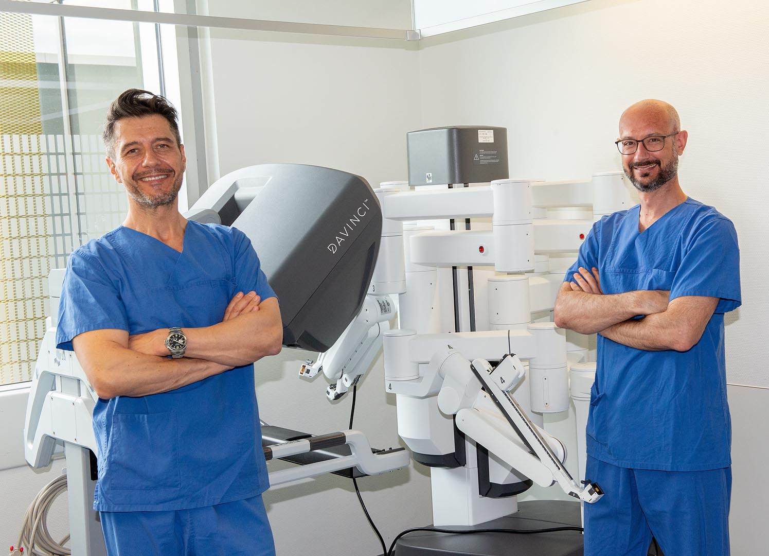 Die Urologie-Chefärzte Dr. Dusan Dimitrijevic und Dr. Stefan Strepp mit dem Roboter-Kollegen Da Vinci in der Mitte