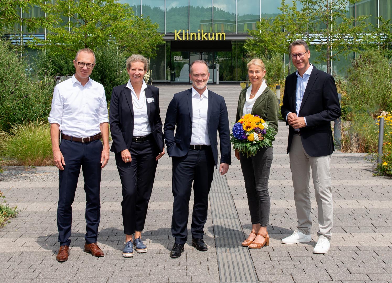 Neue Chefärztin für Pneumologie im Rems-Murr-Klinikum: Sieglinde Feuerabendt bekommt Blumengrüße von Landrat Dr. Richard Sigel (rechts), Klinik-Geschäftsführer André Mertel (3.v.l.), Klinikleiterin Claudia Bauer-Rabe (2.v.l.) und dem Ärztlichen Direktor, Prof. Dr. Ralf Rauch (links)
