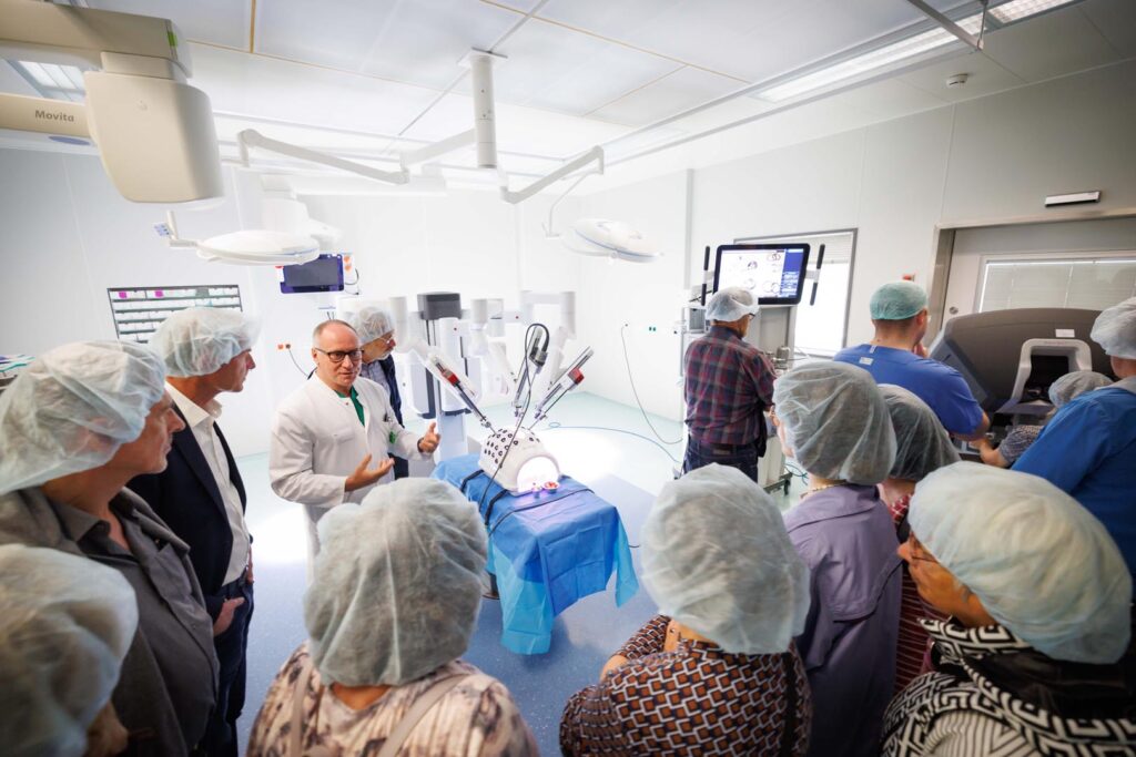 Chefarzt Dr. Alessandro Marra erklärt den DaVinci-OP-Roboter.