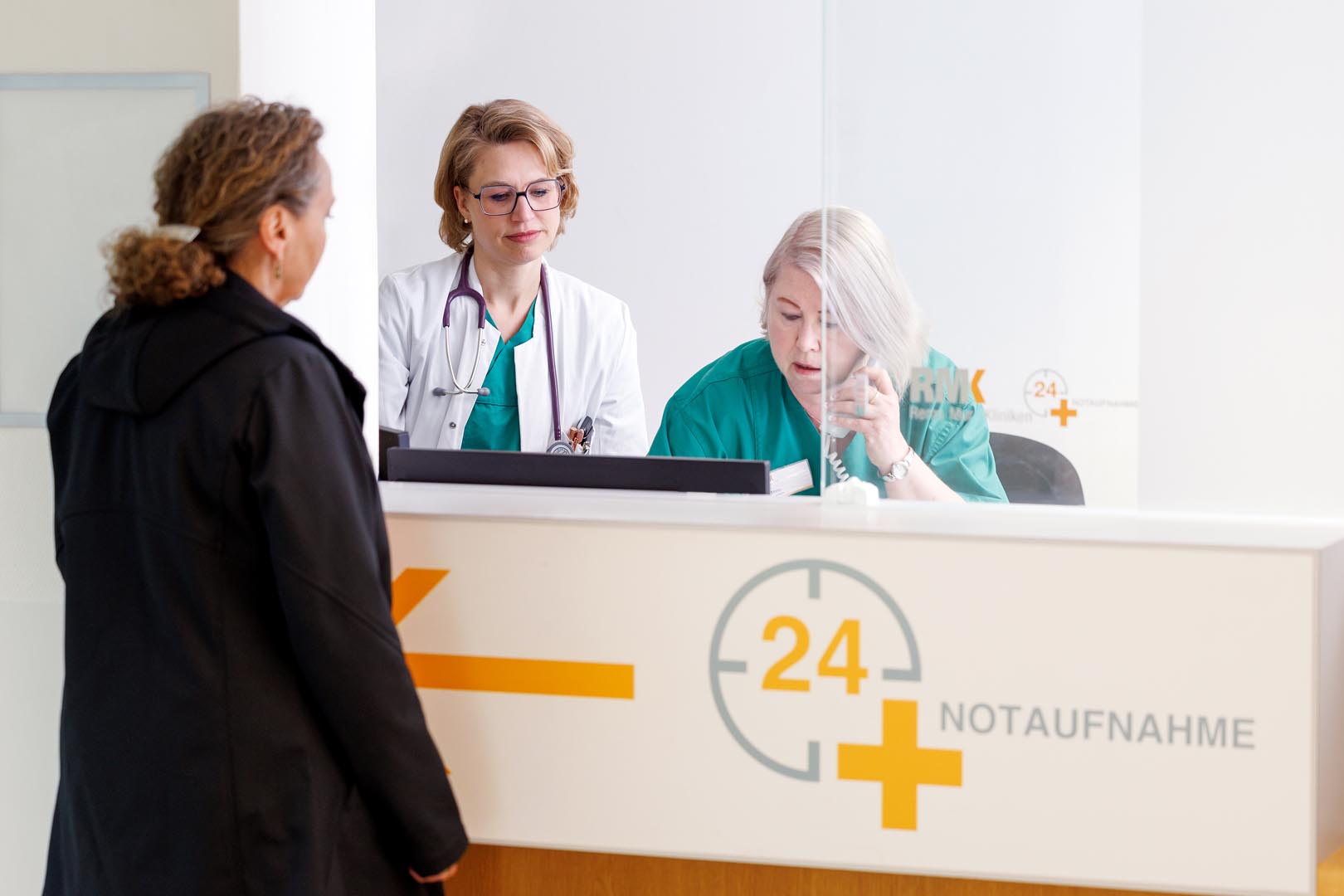 24 Stunden im Dienst: Am Empfang der Interdisziplinären Notaufnahme der Rems-Murr-Klinik Schorndorf erfasst das Team zunächst die Daten der Notfallpatienten.