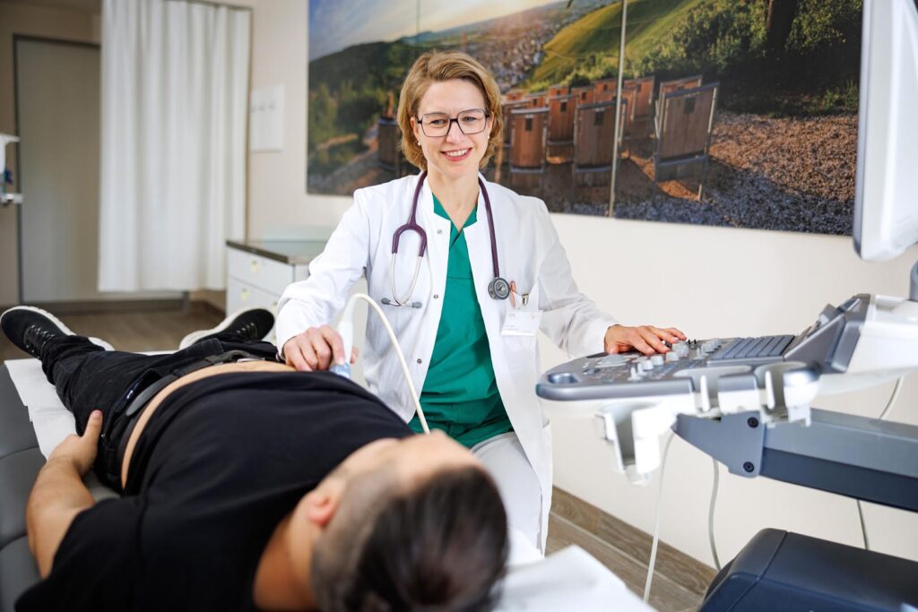 Diagnostik rund um die Uhr: Dr. Angela Rothermel, Leitende Ärztin der Interdisziplinären Notaufnahme in der Rems-Murr-Klinik Schorndorf, checkt bei starken Schmerzen auch per Ultraschall, was im Bauch los ist.