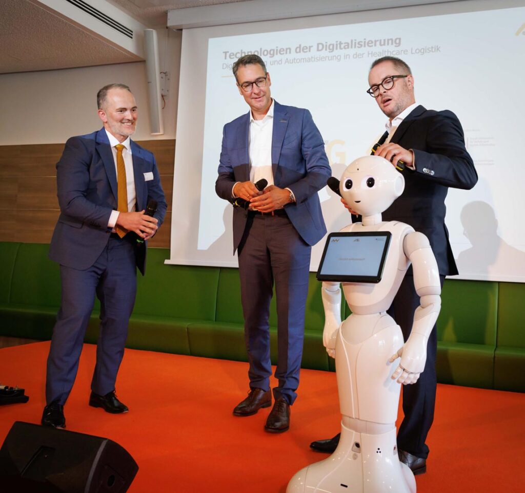 Vision Robotik: Bei der Matinée am Jubiläums-Vormittag unterhielten sich Landrat Dr. Richard Sigel (Mitte), Klinik-Geschäftsführer André Mertel (links) und Professor Steffen Hamm von der Ostbayerischen Technischen Hochschule mit dem Roboter „Pepper“.