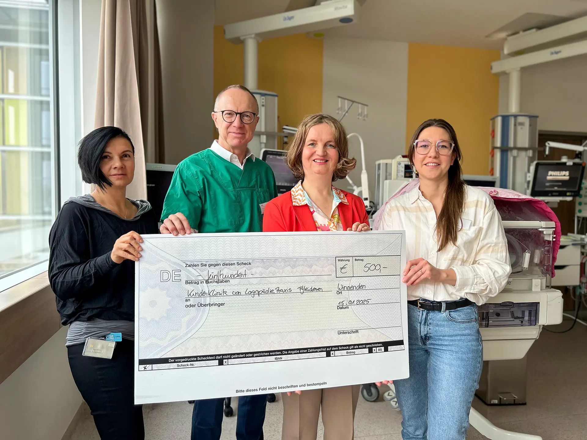 Die Kinder- und Jugendmedizin des Rems-Murr-Klinikums Winnenden erhielt eine Spende von 500 Euro von der Logopädiepraxis Pfleiderer. Den symbolischen Scheck überreichte Praxis-Inhaberin Heidemarie Pfleiderer an den Chefarzt der Kinder- und Jugendmedizin Prof. Dr. Ralf Rauch.