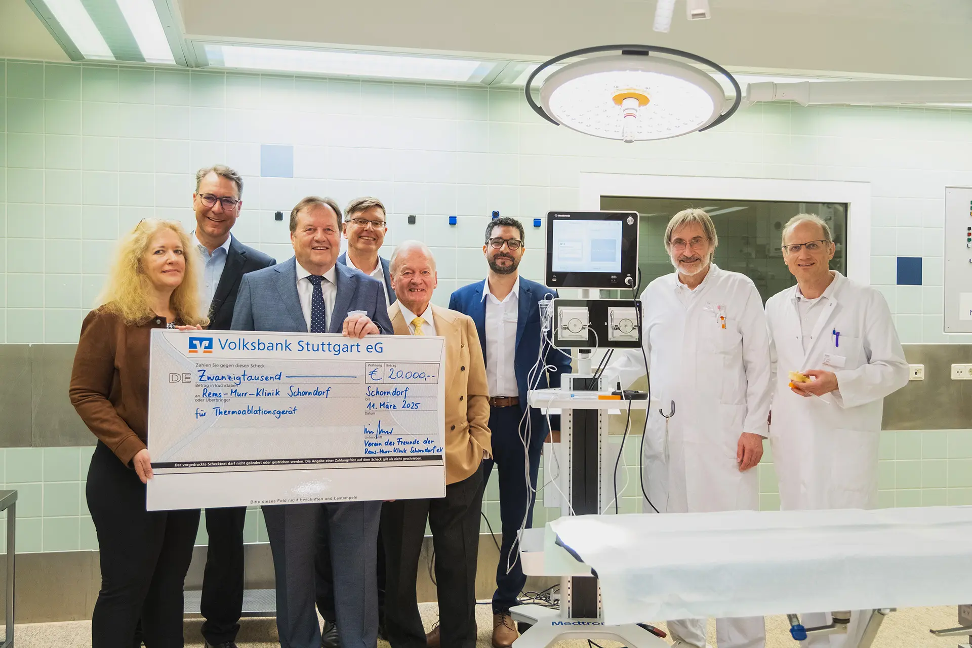 Modernste Medizin für die Menschen in der Region: Der Verein der Freunde der Rems-Murr-Klinik Schorndorf (vorne: Silke Palmer, Dieter Retter, Dr. Wolfgang Weigold) unterstützt das Klinik-Team beim neuen Thermoablations-Gerät. Von links nach rechts: Landrat Dr. Richard Sigel, Klinikleiter Dr. Rainer Pfrommer, Pflegedienstleister Giancarlo Cannavò, Chefarzt Dr. Jürgen Nothwang und Leitender Oberarzt Dr. Frank Balz.