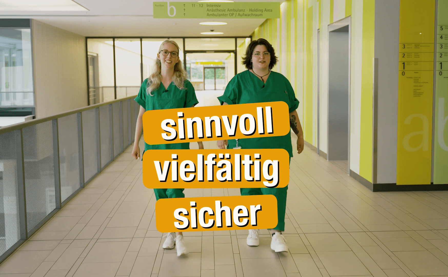 Zwei Auszubildende laufen den Flur entlang