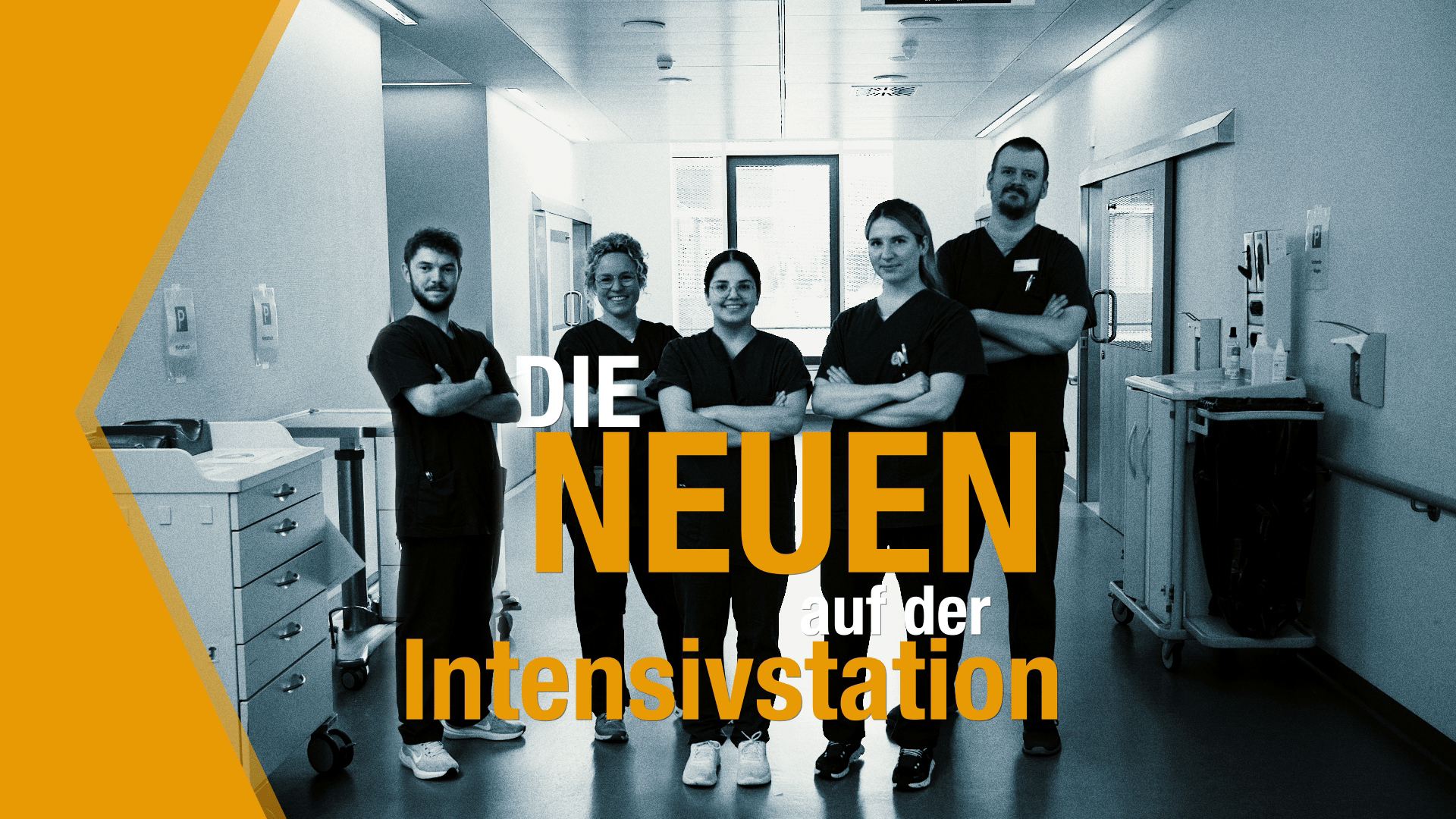 Fünf Kolleginnen und Kollegen von der Intensivstation stehen im Flur und blicken in die gleiche Richtung