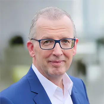 Portrait Peter Fischer, Kaufmännische Leitung der Rems-Murr-Kliniken - quadratisches Bild