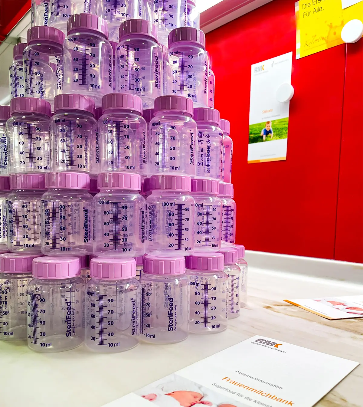 Milchfläschchen als Pyramide - Frauenmilchbank Winnenden