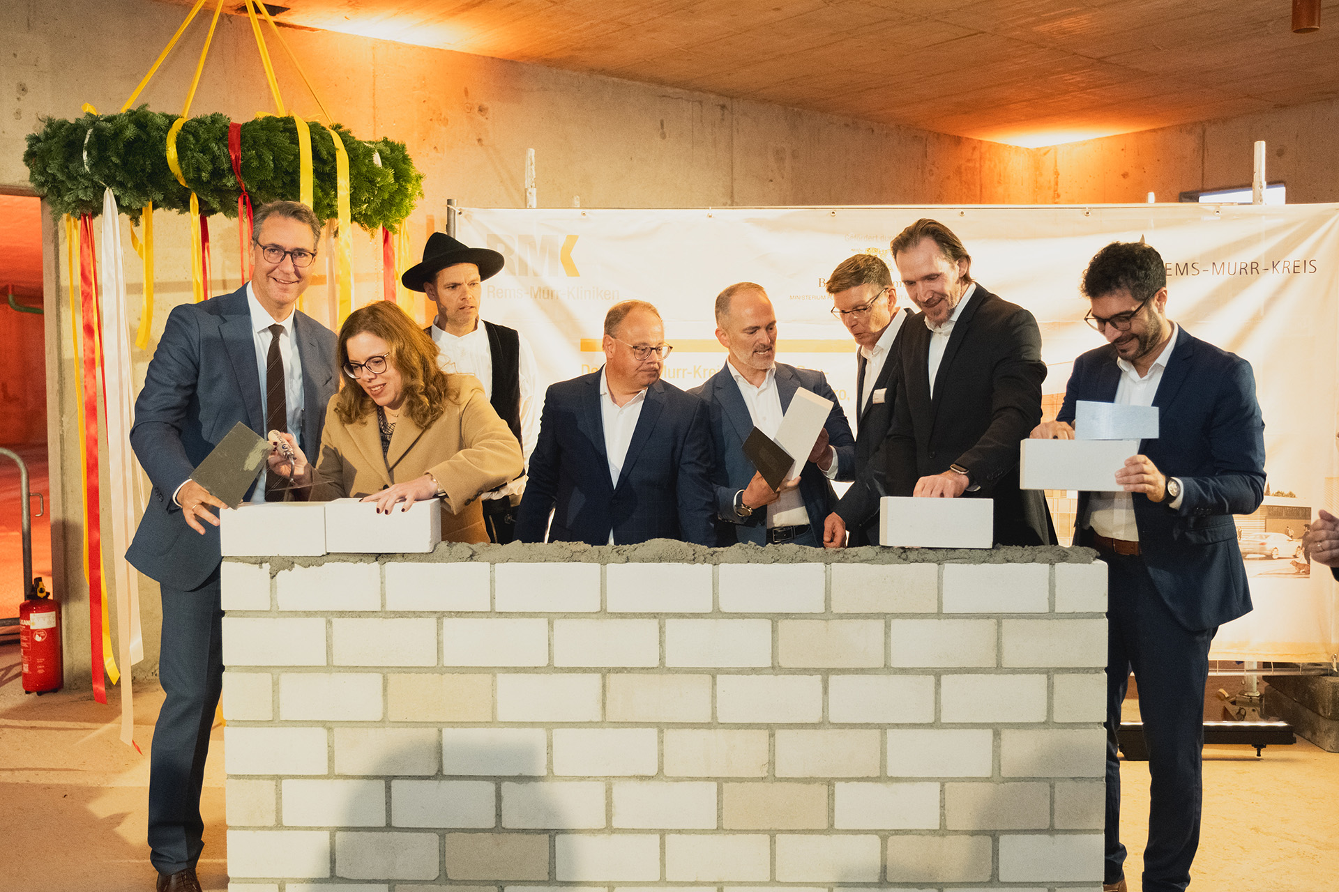 Solide gebaut: Das zukünftige Herzstück der Klinik Schorndorf ist ein Gemeinschaftsprojekt des Landes Baden-Württemberg, des Rems-Murr-Kreises und der Rems-Murr-Kliniken. Das untermauerten beim Richtfest (v.l.n.r.) Landrat Dr. Richard Sigel, Ministerialdirektorin Leonie Dirks, Schorndorfs Oberbürgermeister Bernd Hornikel, Geschäftsführer Rems-Murr-Kliniken André Mertel, Klinikleiter Schorndorf Dr. Rainer Pfrommer, Ärztlicher Direktor Klinik Schorndorf Dr. Christoph Ulmer und Pflegedirektor Rems-Murr-Kliniken Giancarlo Cannavò. Zimmermeister Tobias Back (3.v.l.) sprach zuvor den traditionellen Richtspruch. © bebop media