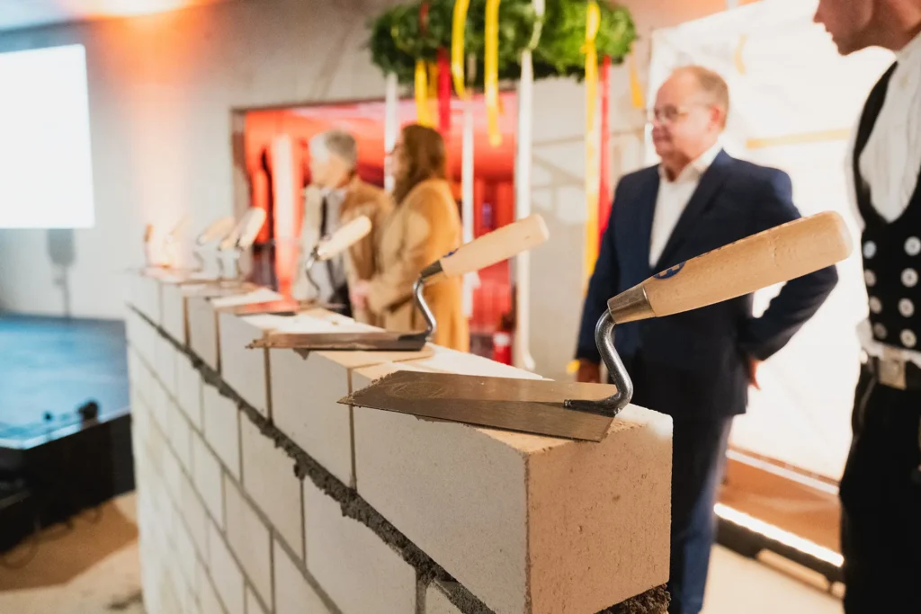 Richtfest in Schorndorf - Mörtelkellen in der Nahaufnahme