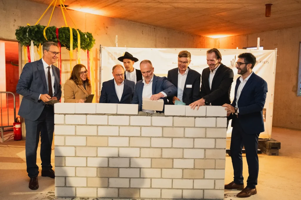Richtfest in Schorndorf - Geschäftsführer André Mertel setzt symbolischen Stein