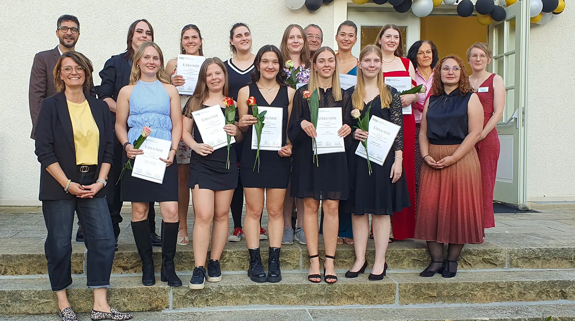 Die Absolventinnen und Absolventen mit ihren Zeugnissen