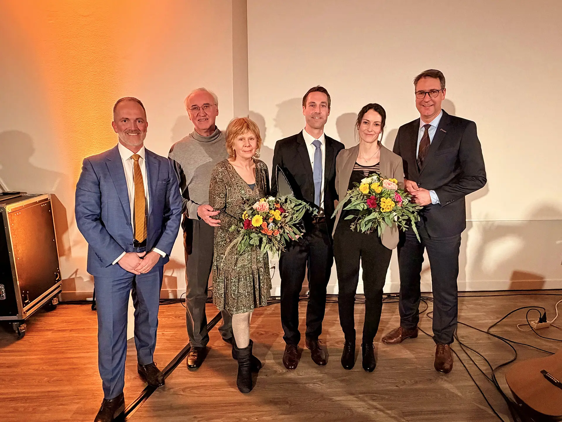 Landrat Dr. Richard Sigel und Klinik-Geschäftsführer André Mertel dankten den Medizinern mit Worten, Wein und Remstal-Wanderführern.