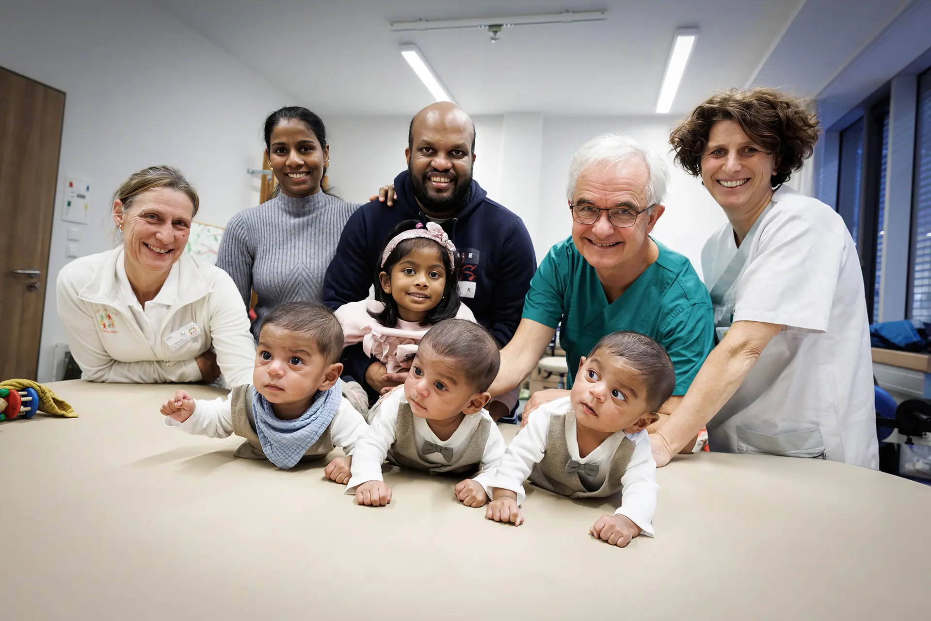 Wer ist wer? Einfach zu sagen bei Nicole Hasimis vom Bunten Kreis, den Drillings-Eltern Joisy Jose und Binoop Pottackal Paul mit Tochter Amelia, Oberarzt Dr. Ulrich Bernbeck und Krankengymnastin Ulrike Schiller. Bei den Jungs in der ersten Reihe muss man dreimal hinschauen: Levi, Leon und Luca (von links nach rechts).