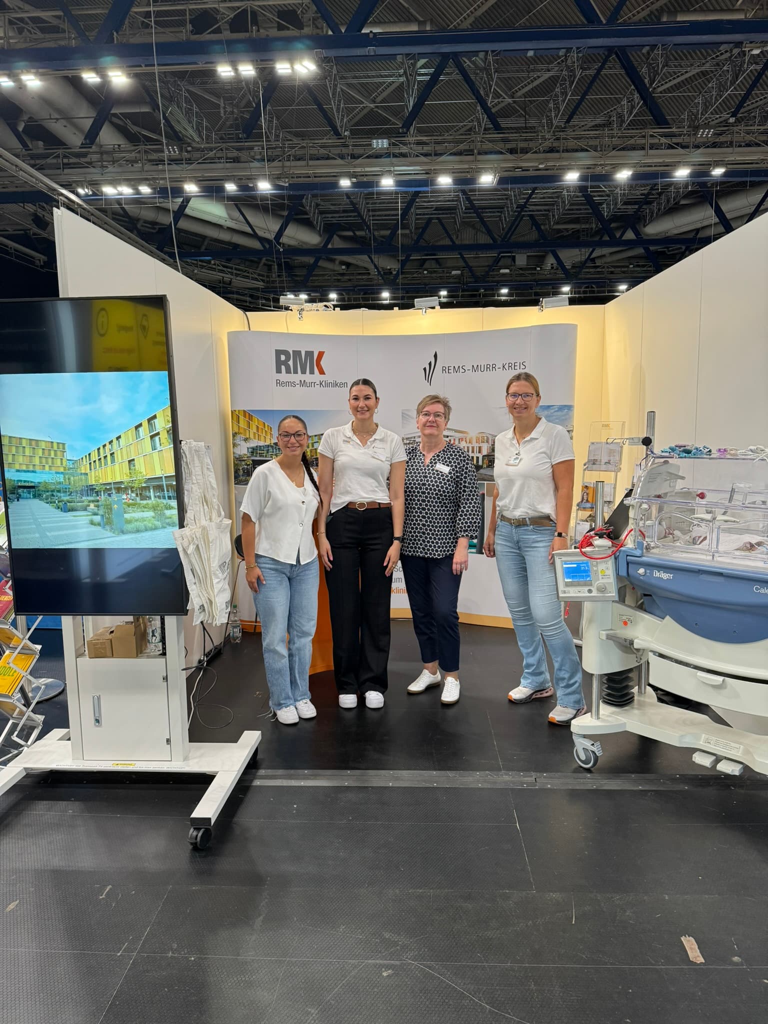 Vier Kolleginnen der auf einer Jobmesse am Stand der RMK