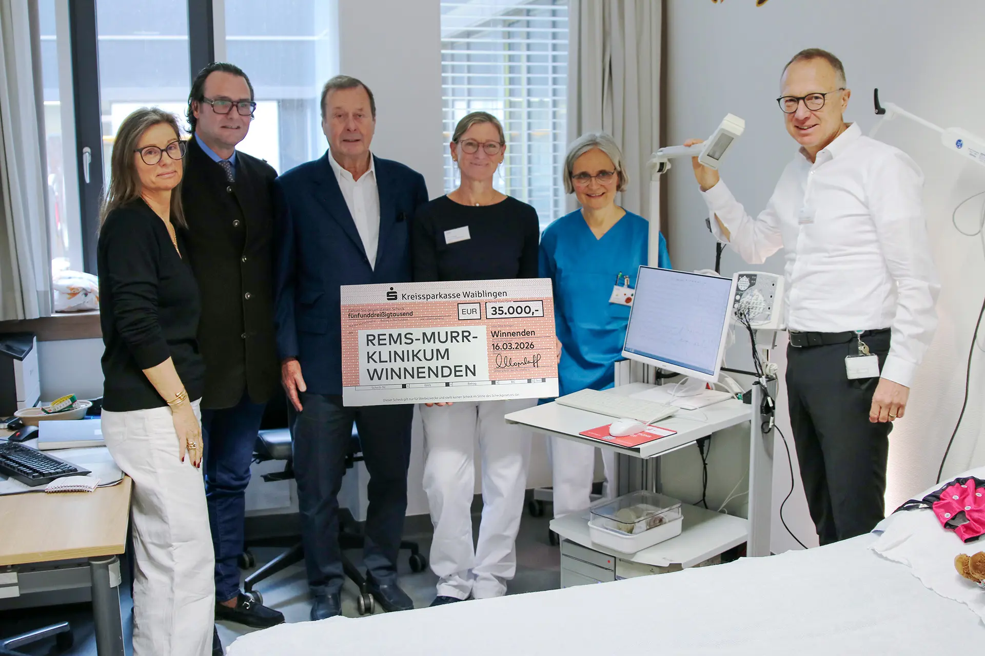 Firma Judo Wasseraufbereitung übergibt Scheck an das Team des Sozialpädiatrischen Zentrums in Winnenden