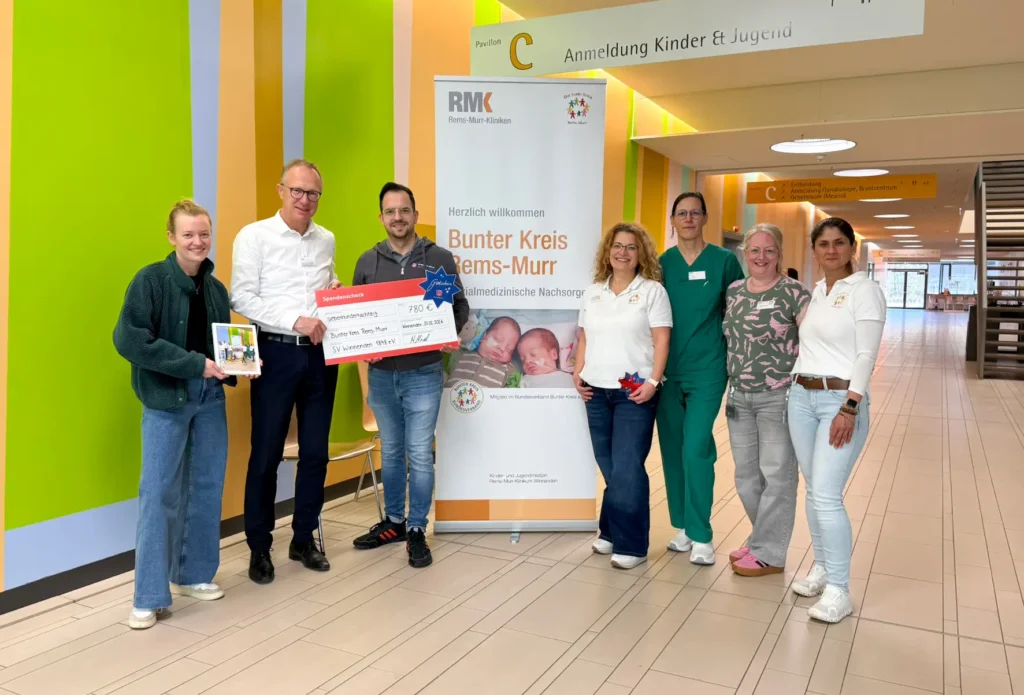 Der SV Winnenden übergibt seinen Spenden-Scheck an das Team des Bunten Kreis Rems-Murr
